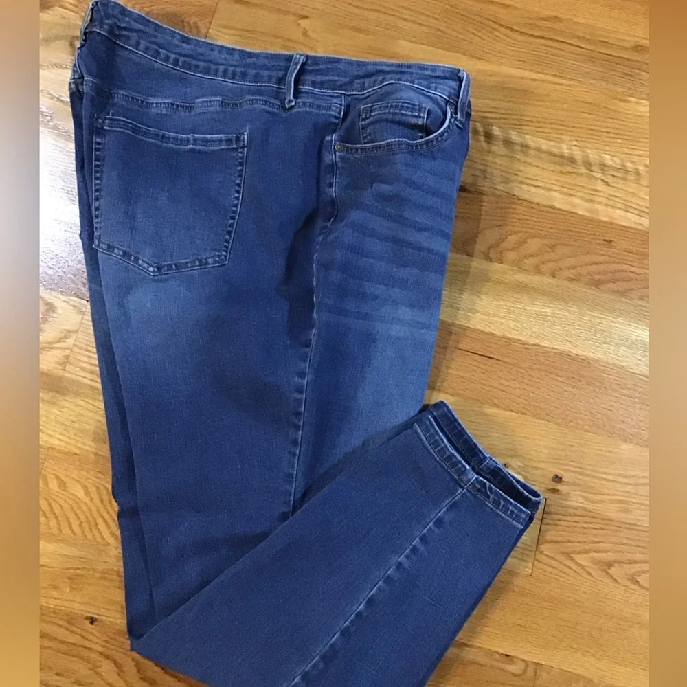Woman’s size 22W mid rise, skinny Wonderly stretch, jeans, front back pockets R